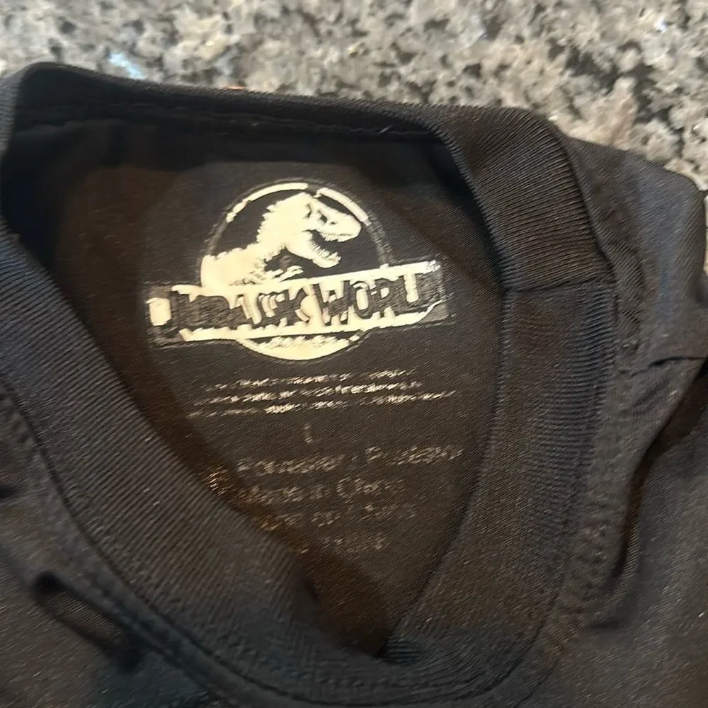 Jurassic world shirt L (4725)